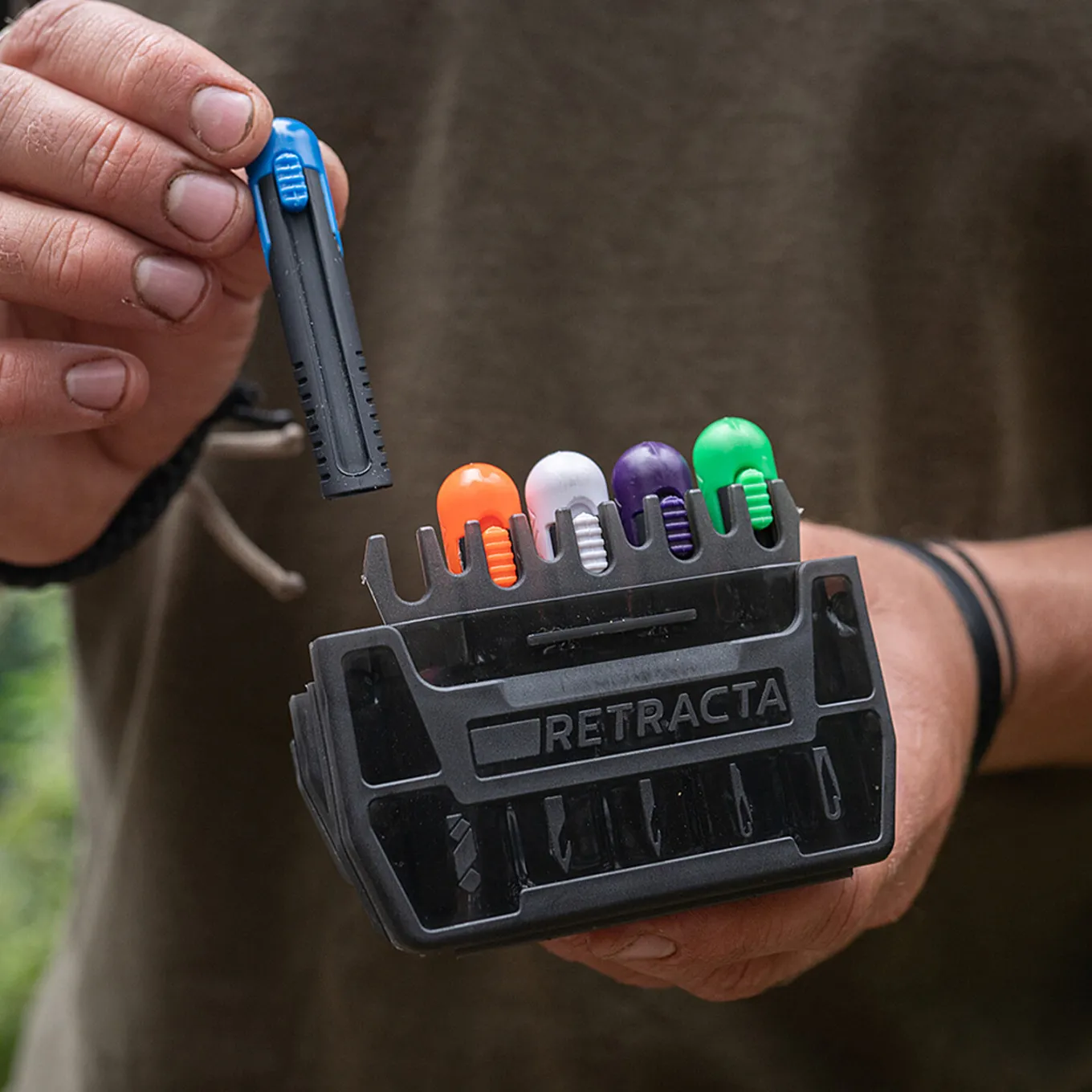 Avid Titanium Retracta